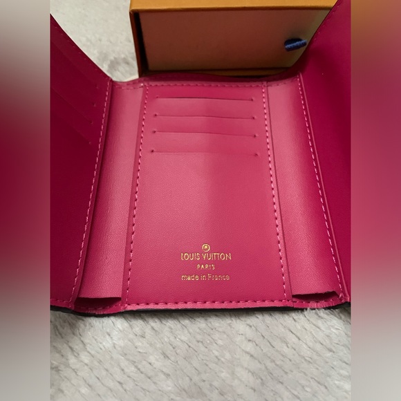 Louis Vuitton Capucines Compact Wallet - Picture 6 of 7